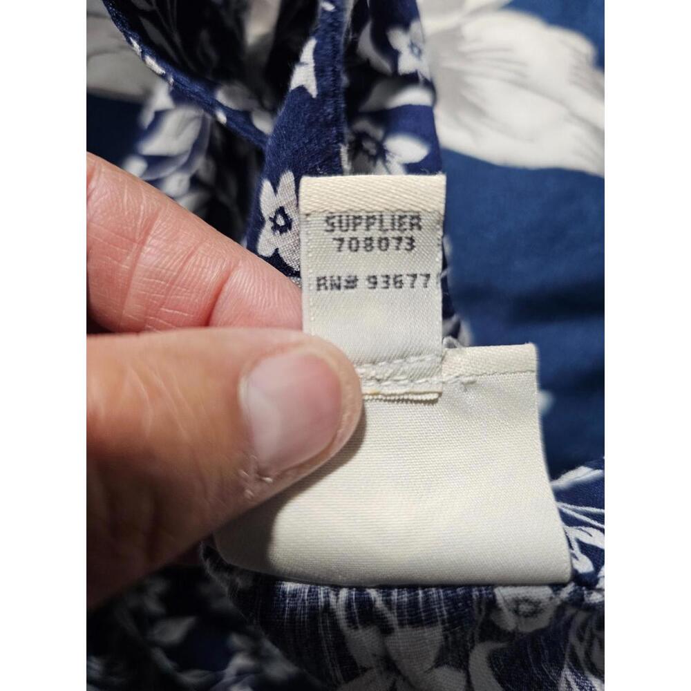 Women's St. John's Bay Sleeveless Blouse Floral Blue & White Size Medium V Neck - Picture 3 of 12